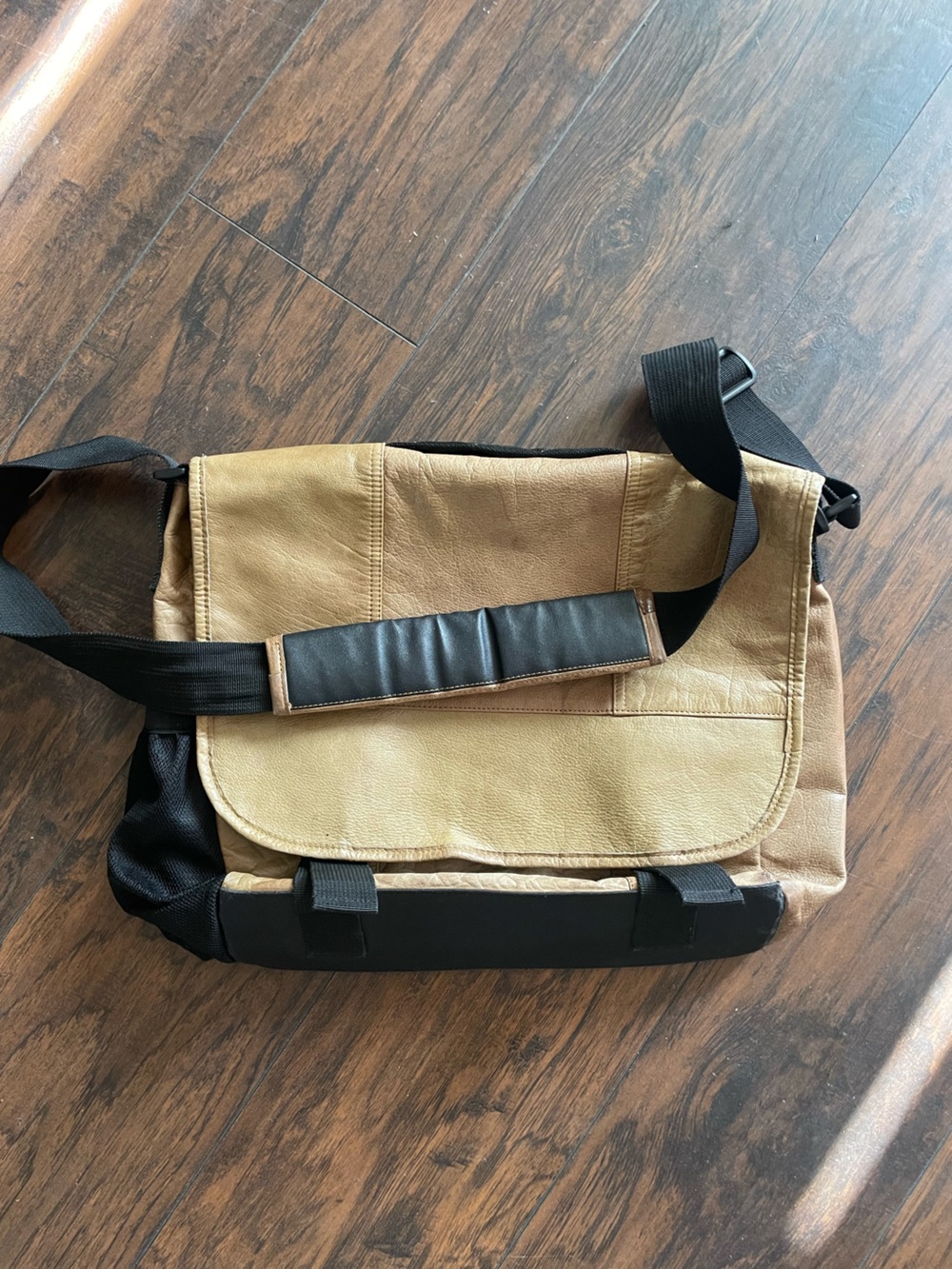 Men ‘s leather messenger bag